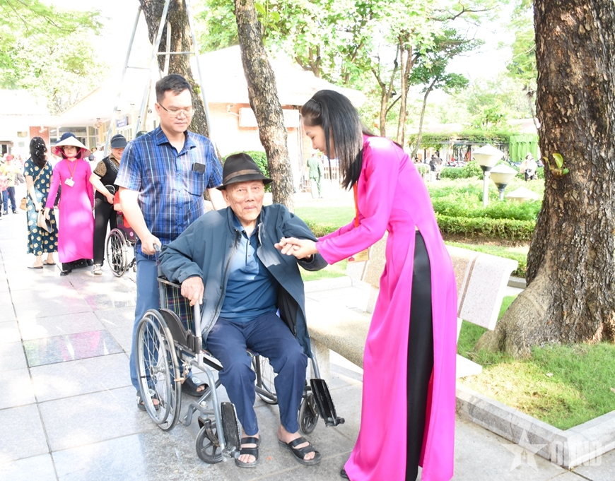 Hơn 20.000 lượt kh&aacute;ch v&agrave;o Lăng viếng Chủ tịch Hồ Ch&iacute; Minh