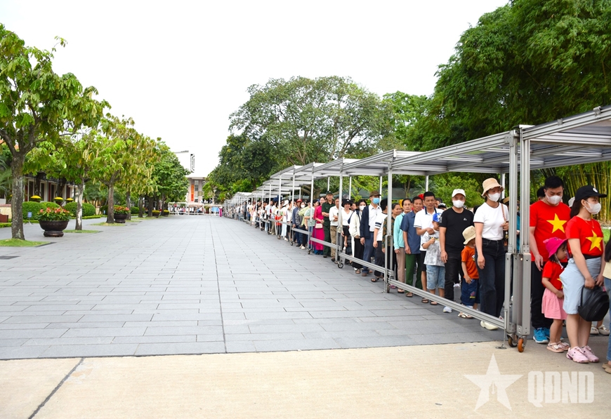 Hơn 20.000 lượt kh&aacute;ch v&agrave;o Lăng viếng Chủ tịch Hồ Ch&iacute; Minh