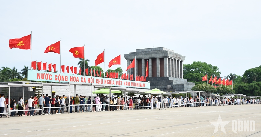 Hơn 20.000 lượt kh&aacute;ch v&agrave;o Lăng viếng Chủ tịch Hồ Ch&iacute; Minh