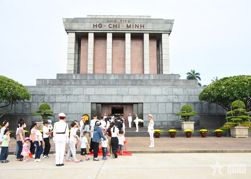 Hơn 20.000 lượt kh&aacute;ch v&agrave;o Lăng viếng Chủ tịch Hồ Ch&iacute; Minh