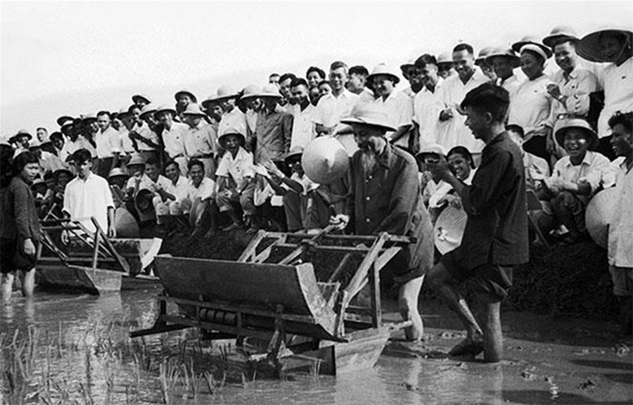 Nhấn vào ảnh để phóng to Bác Hồ dạy: “Lao động là vẻ vang”