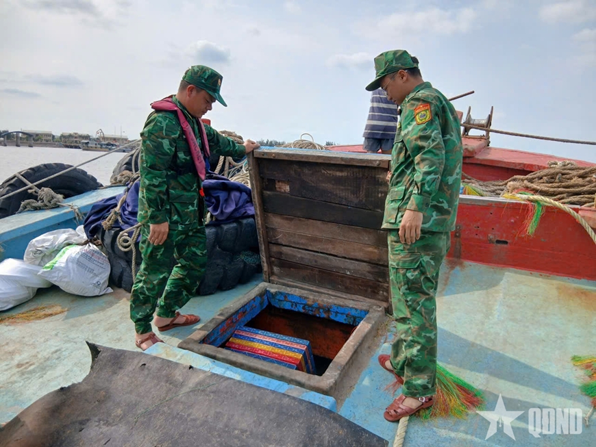 Hải đo&agrave;n Bi&ecirc;n ph&ograve;ng 38 (Bộ đội Bi&ecirc;n ph&ograve;ng) ph&aacute;t hiện vận chuyển tr&aacute;i ph&eacute;p 15.000 l&iacute;t dầu DO
