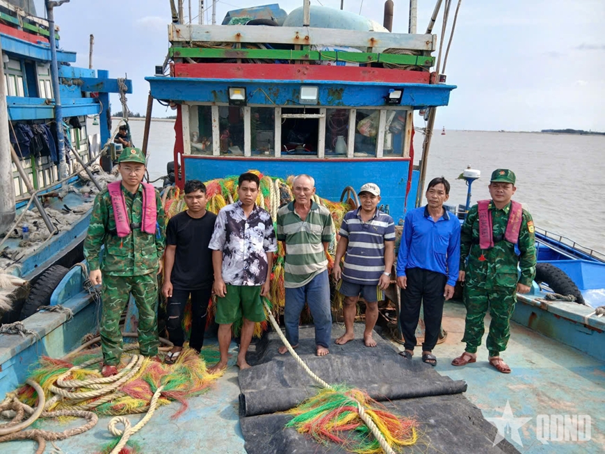 Hải đo&agrave;n Bi&ecirc;n ph&ograve;ng 38 (Bộ đội Bi&ecirc;n ph&ograve;ng) ph&aacute;t hiện vận chuyển tr&aacute;i ph&eacute;p 15.000 l&iacute;t dầu DO