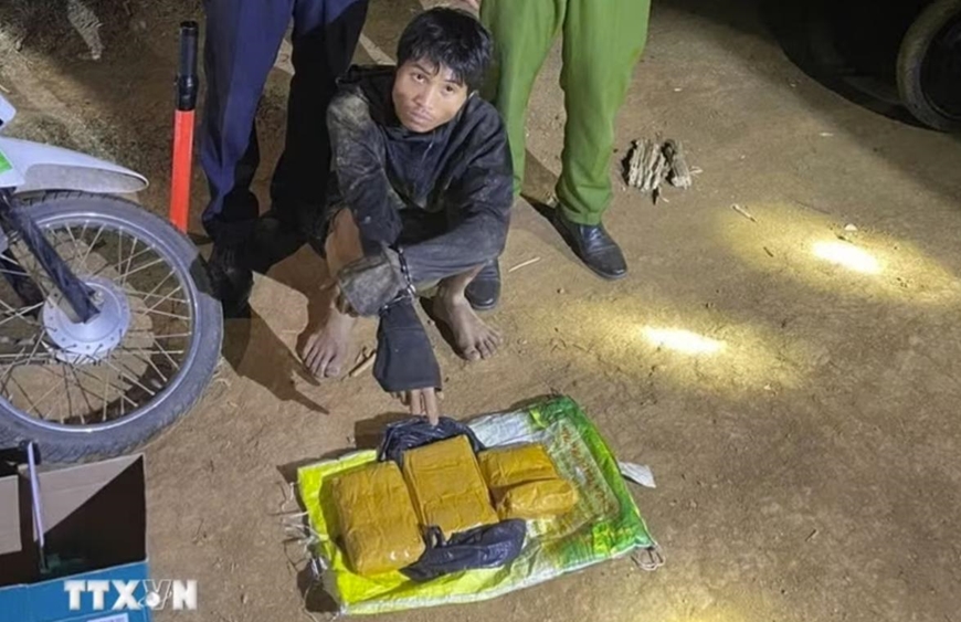Bắt đối tượng vận chuyển ma t&uacute;y v&agrave; hai đối tượng cướp tiệm v&agrave;ng