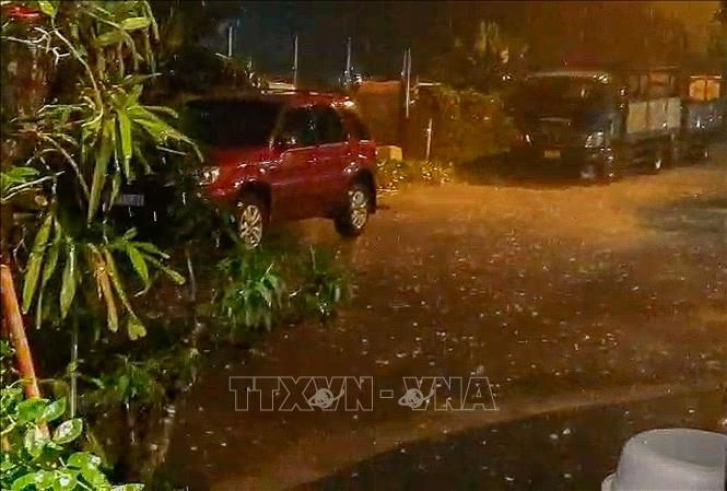 Hà Nội Mưa đá bất ngờ tối 2-5, cảnh báo dông lốc diện rộng