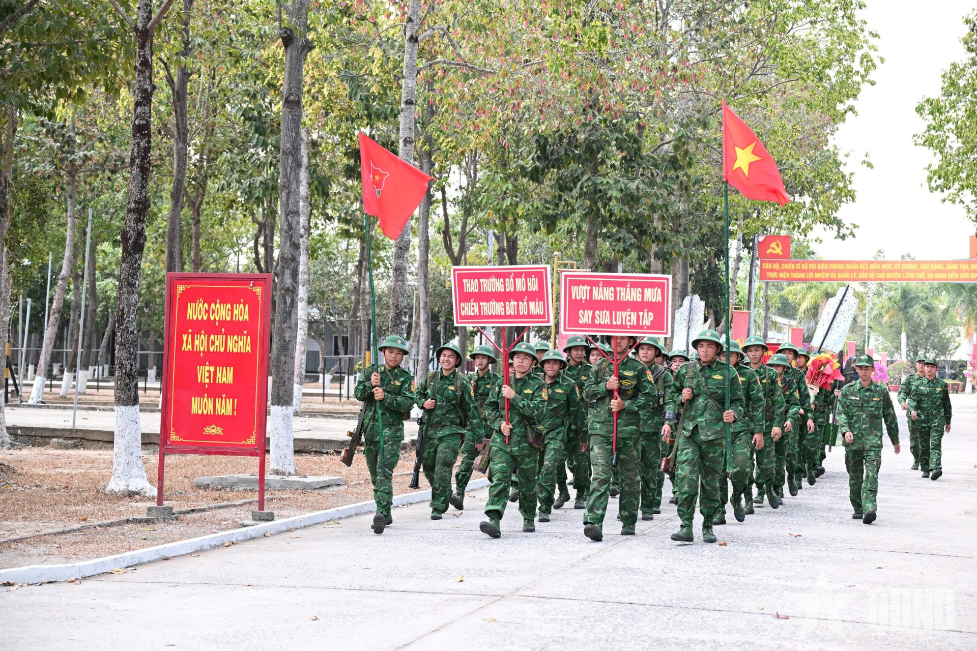Chiến sĩ biên phòng vượt nắng thao trường, say sưa luyện tập