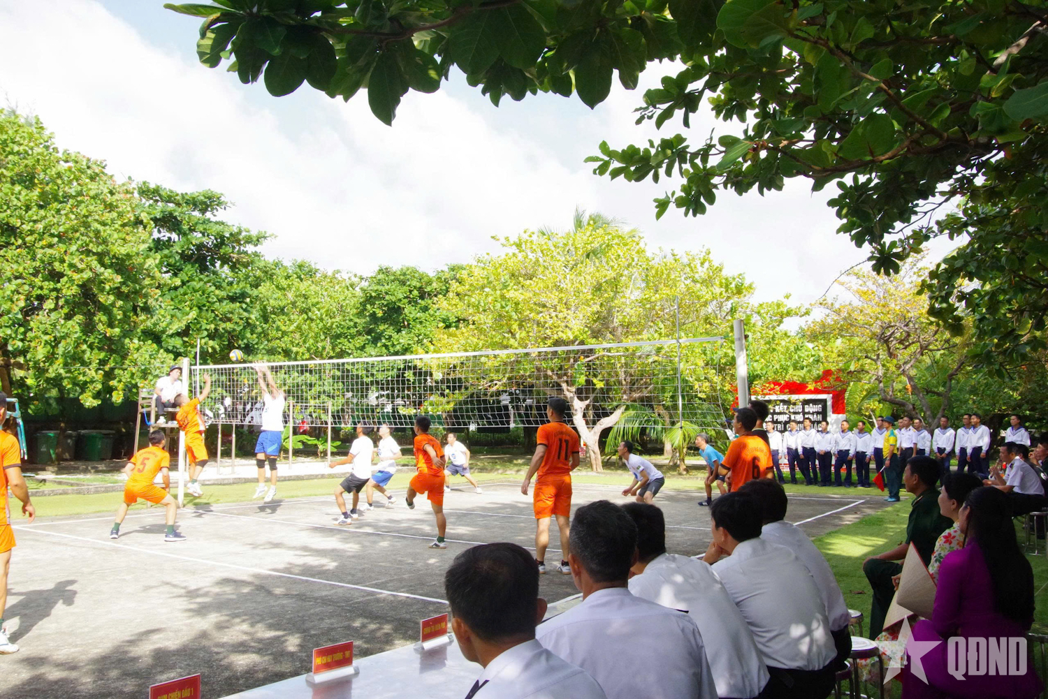 Sôi nổi các hoạt động từ đất liền đến đảo xa