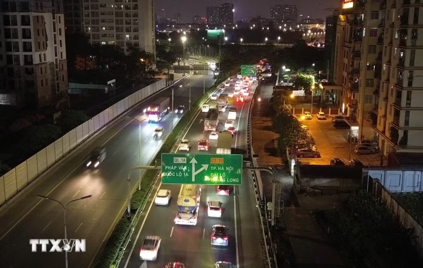 Gallery - 	Người dân trở lại Hà Nội sớm, ùn tắc kéo dài trong đêm trên cao tốc