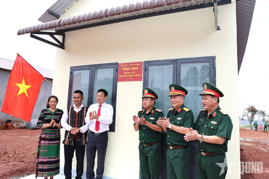 Làng mới trên biên giới