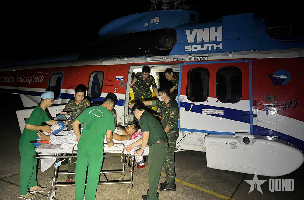 Trực thăng Binh đoàn 18 bay xuyên đêm đưa 2 bệnh nhân nặng từ Trường Sa vào đất liền