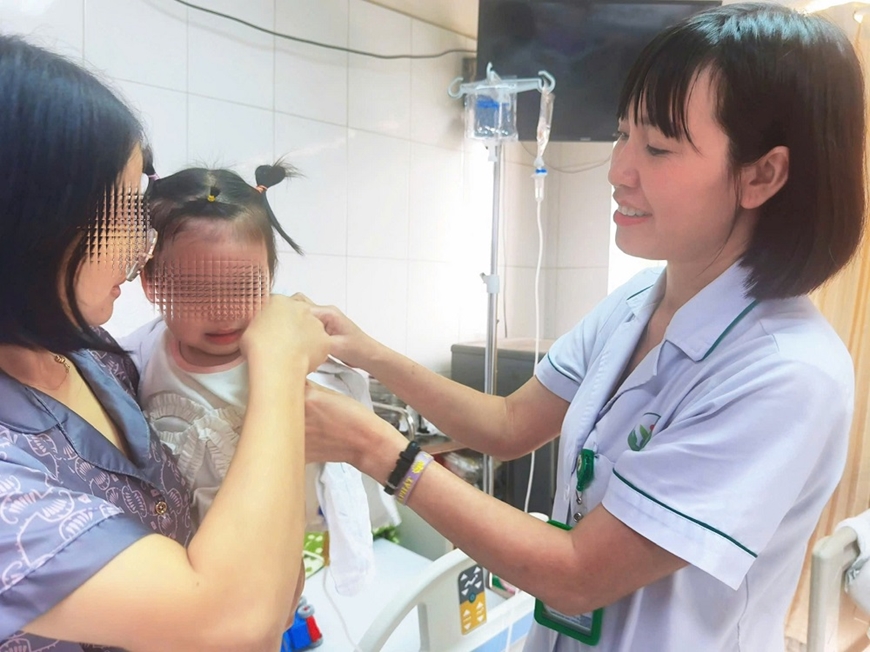 Bệnh viện Hữu nghị Việt Đức: Xử l&yacute; tối ưu khu&ocirc;n mặt b&eacute; g&aacute;i 22 th&aacute;ng tuổi bị ch&oacute; cắn