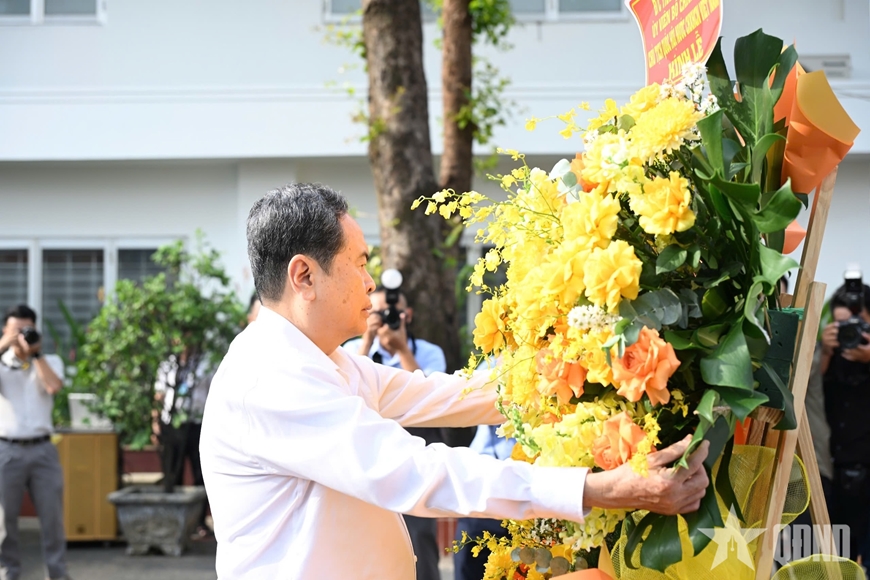 Chủ tịch Quốc hội Trần Thanh Mẫn d&acirc;ng hương tại Di t&iacute;ch lịch sử văn h&oacute;a quốc gia Dinh quận H&oacute;c M&ocirc;n