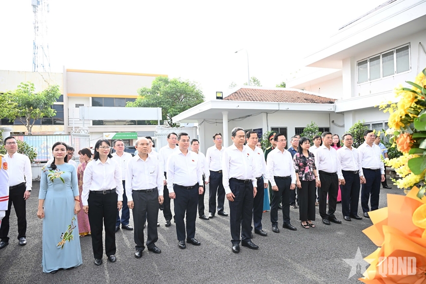 Chủ tịch Quốc hội Trần Thanh Mẫn d&acirc;ng hương tại Di t&iacute;ch lịch sử văn h&oacute;a quốc gia Dinh quận H&oacute;c M&ocirc;n