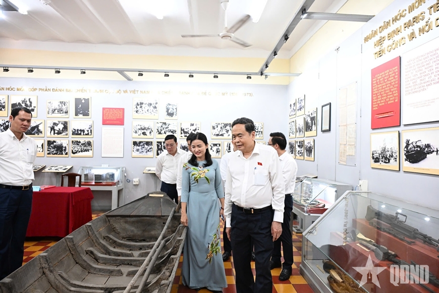 Chủ tịch Quốc hội Trần Thanh Mẫn d&acirc;ng hương tại Di t&iacute;ch lịch sử văn h&oacute;a quốc gia Dinh quận H&oacute;c M&ocirc;n