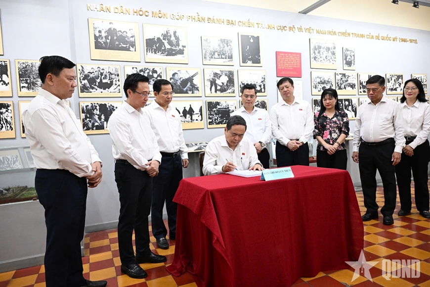 Chủ tịch Quốc hội Trần Thanh Mẫn d&acirc;ng hương tại Di t&iacute;ch lịch sử văn h&oacute;a quốc gia Dinh quận H&oacute;c M&ocirc;n