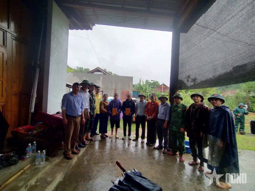 Khẩn trương hỗ trợ người d&acirc;n sau mưa đ&aacute; ở x&atilde; Th&ocirc;ng Thụ (tỉnh Nghệ An)