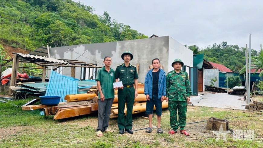Khẩn trương hỗ trợ người d&acirc;n sau mưa đ&aacute; ở x&atilde; Th&ocirc;ng Thụ (tỉnh Nghệ An)