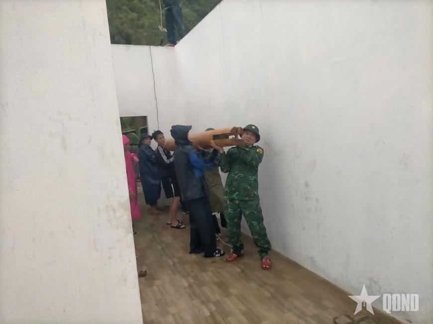 Khẩn trương hỗ trợ người d&acirc;n sau mưa đ&aacute; ở x&atilde; Th&ocirc;ng Thụ (tỉnh Nghệ An)