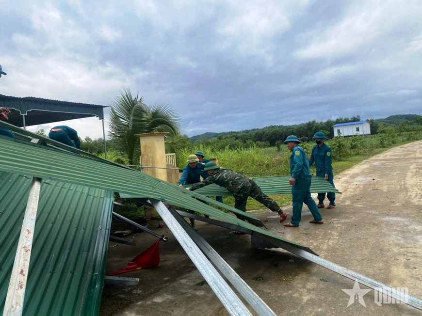 Nghệ An: Bộ đội, d&acirc;n qu&acirc;n gi&uacute;p d&acirc;n khắc phục hậu quả d&ocirc;ng lốc, mưa đ&aacute;