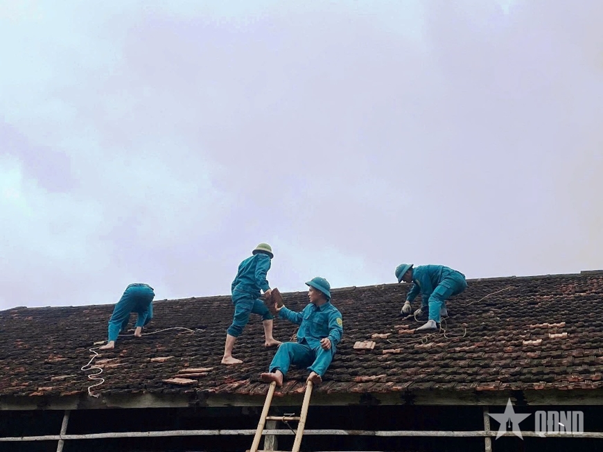 Nghệ An: Bộ đội, d&acirc;n qu&acirc;n gi&uacute;p d&acirc;n khắc phục hậu quả d&ocirc;ng lốc, mưa đ&aacute;
