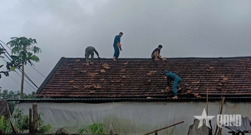 Nghệ An: Bộ đội, d&acirc;n qu&acirc;n gi&uacute;p d&acirc;n khắc phục hậu quả d&ocirc;ng lốc, mưa đ&aacute;