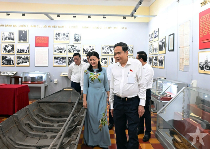 Chủ tịch Quốc hội Trần Thanh Mẫn dâng hương tại Di tích lịch sử văn hóa quốc gia Dinh quận Hóc Môn