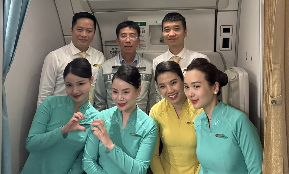 Bác sĩ Bệnh viện Bạch Mai kịp thời cứu hành khách trên chuyến bay Hà Nội - Paris