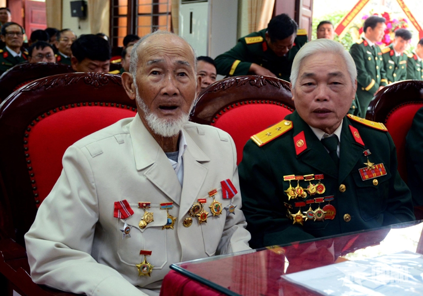 Người anh hùng ngậm hai đầu dây, tạo "cầu dẫn điện sống" trên dòng Thạch Hãn