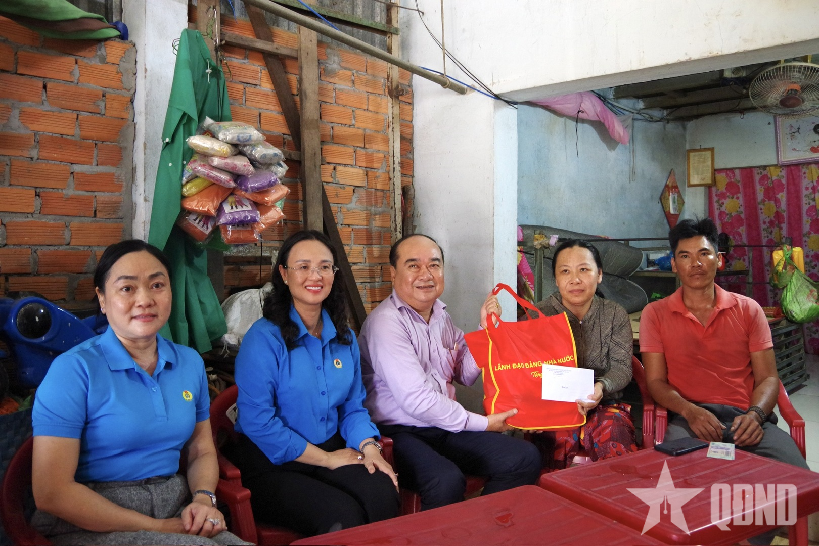 Cần Thơ: Thăm hỏi, sẻ chia khó khăn với công nhân bị tai nạn lao động