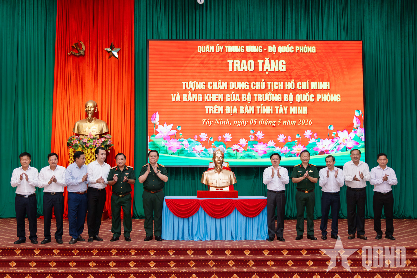 Đại tướng Nguyễn Trọng Nghĩa trao tặng tượng chân dung Chủ tịch Hồ Chí Minh tại Tây Ninh