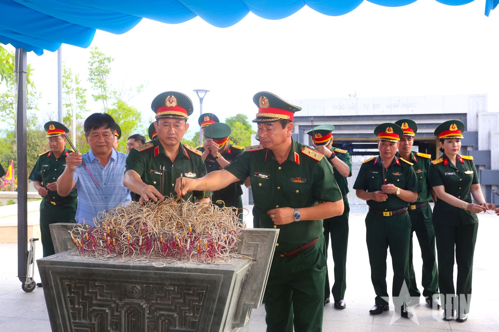 Đoàn công tác Quân khu 1 về nguồn, tri ân tại Điện Biên