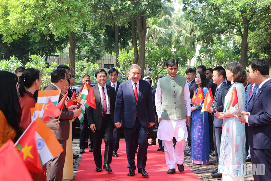Tổng Bí thư, Chủ tịch nước Tô Lâm đặt vòng hoa tại Khu tưởng niệm Mahatma Gandhi và Tượng Chủ tịch Hồ Chí Minh