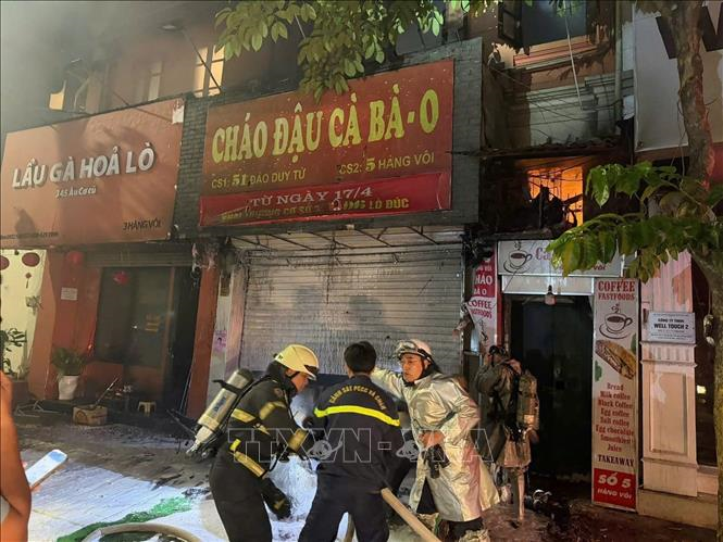 Hà Nội: Cứu 4 người trong đám cháy ở phố Hàng Vôi