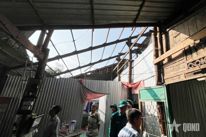 Tây Ninh: Ban CHQS xã Vĩnh Châu giúp dân khắc phục hậu quả dông lốc


