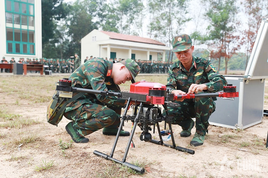Trường Sĩ quan Lục quân 2 tập huấn sử dụng vũ khí, trang bị trinh sát hiện đại