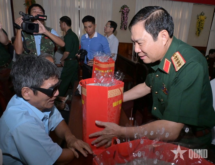Đại tướng Nguyễn Tân Cương tặng quà gia đình chính sách, gia đình khó khăn tại tỉnh Đồng Tháp