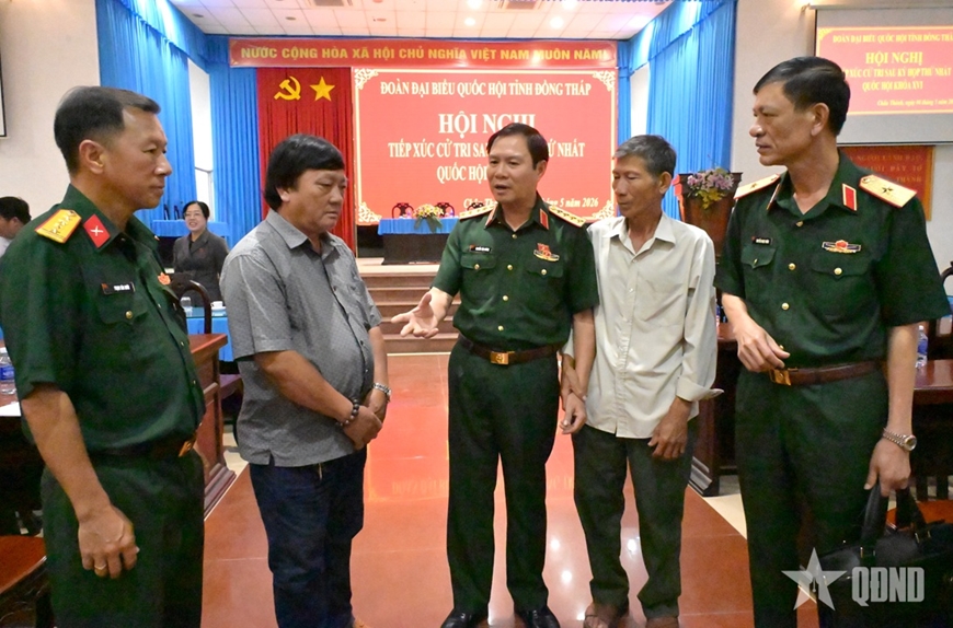 Gallery - 	Đại tướng Nguyễn Tân Cương tiếp xúc cử tri xã Châu Thành (Đồng Tháp)