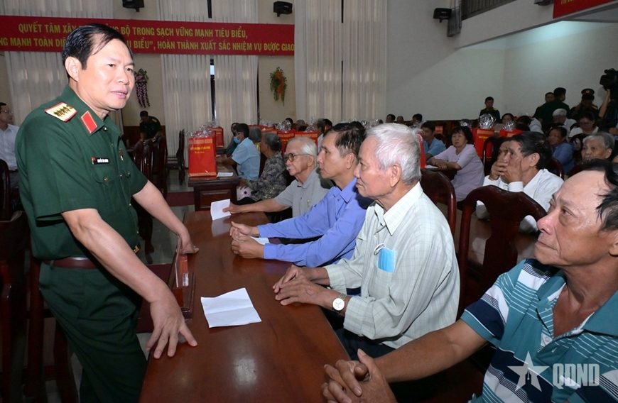 Gallery - 	Đại tướng Nguyễn Tân Cương tặng quà gia đình chính sách