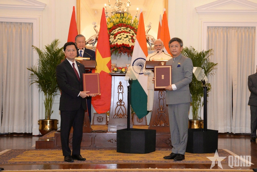 Tổng B&iacute; thư, Chủ tịch nước T&ocirc; L&acirc;m v&agrave; Thủ tướng Ấn Độ Narendra Modi chứng kiến Lễ trao c&aacute;c văn kiện hợp t&aacute;c Việt Nam - Ấn Độ