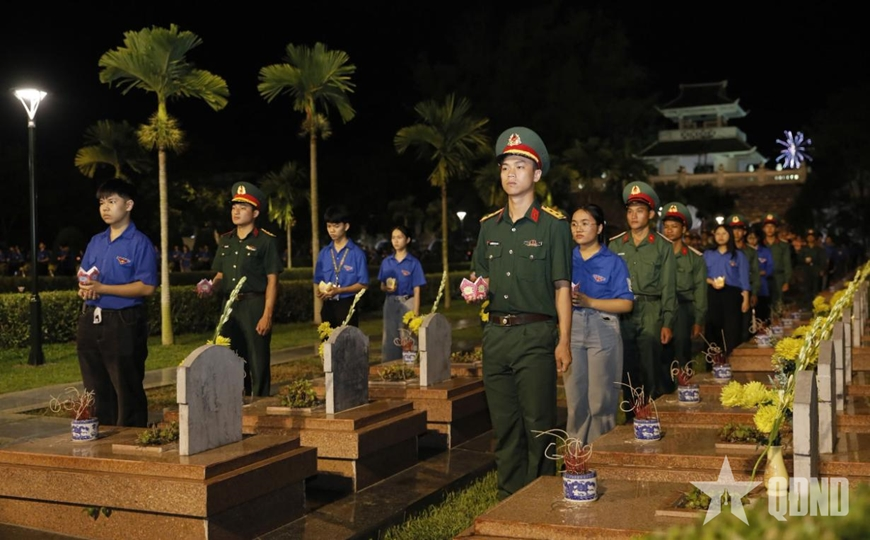 Điện Biên: Tổ chức dâng hương, thả đèn hoa đăng tưởng niệm anh hùng liệt sĩ
