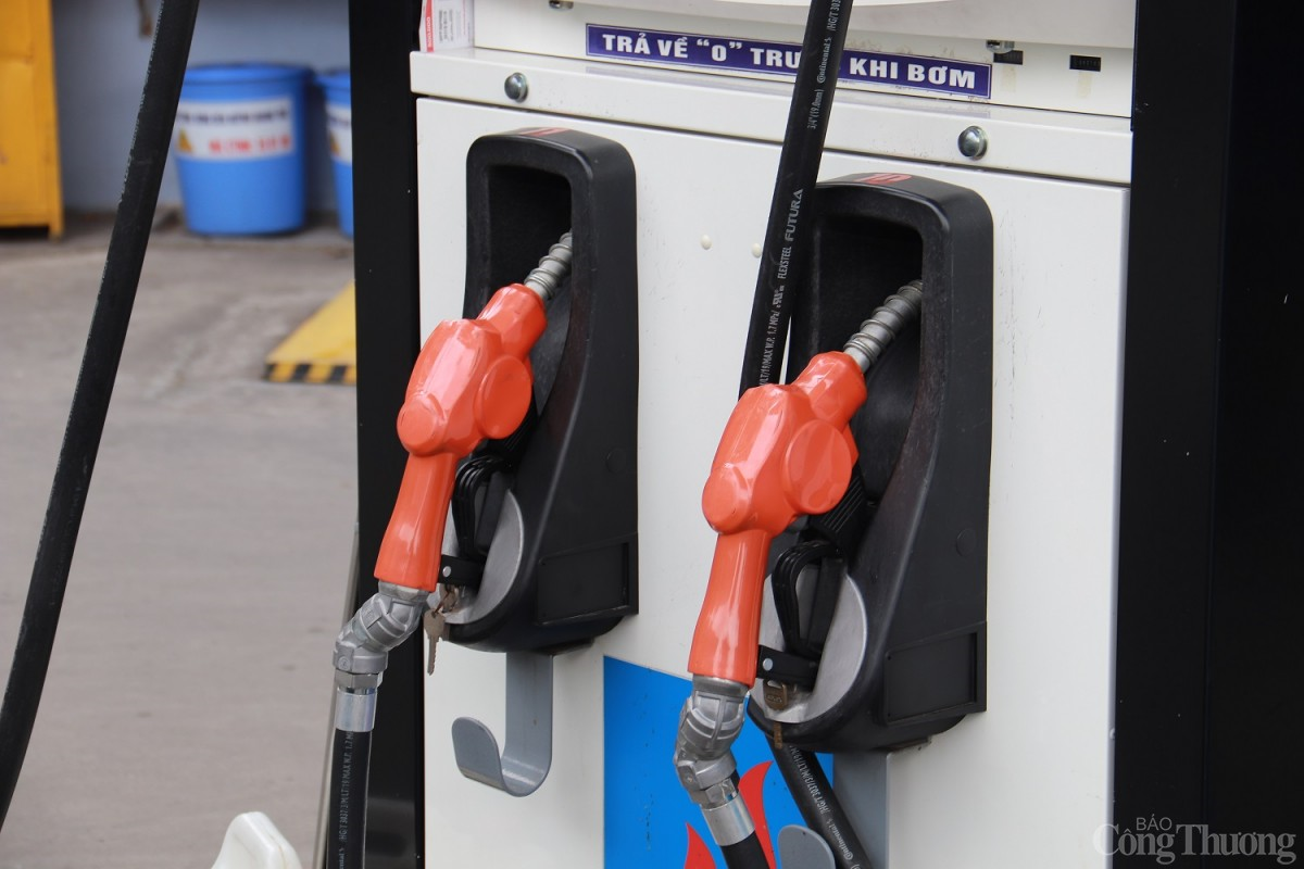 Từ chiều nay, giá xăng tăng, giá dầu diesel giảm còn hơn 27.000 đồng/lít