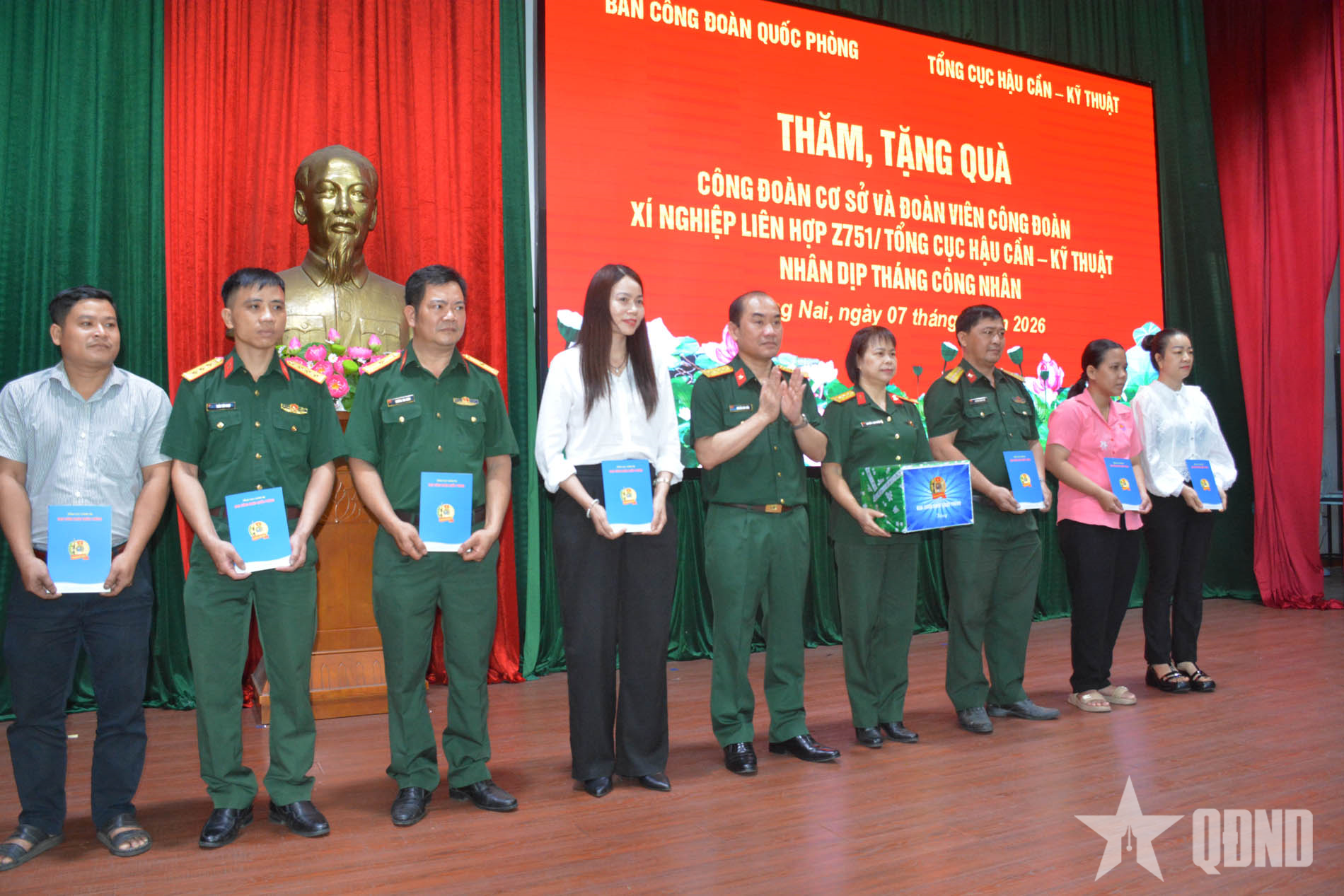 Tặng quà công đoàn cơ sở, đoàn viên công đoàn Xí nghiệp Liên hợp Z751