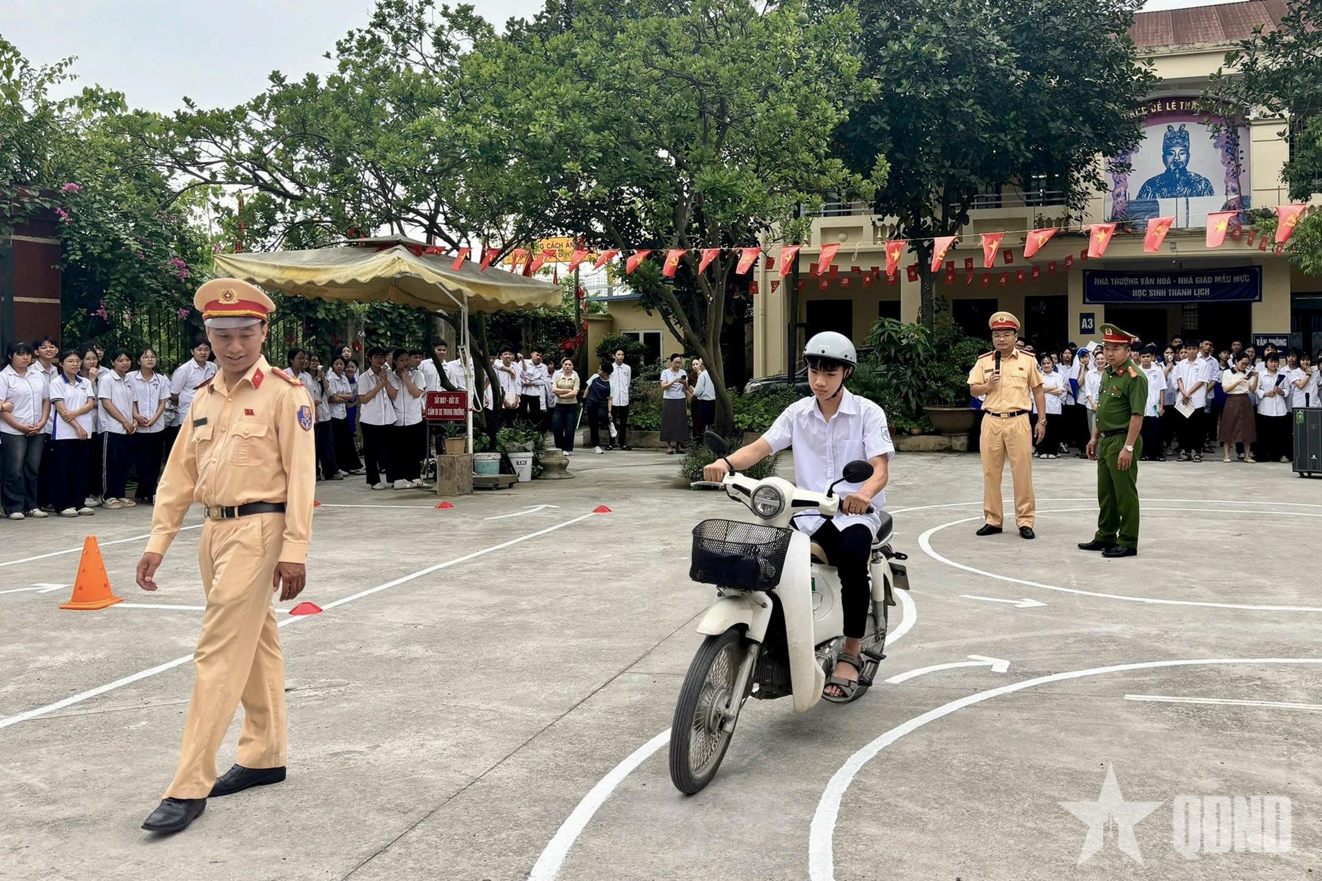 Hà Nội: Tuyên truyền pháp luật và hướng dẫn lái xe an toàn cho học sinh Trường THPT Lê Thánh Tông