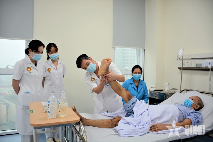 Đề xuất nh&acirc;n vi&ecirc;n y tế thuộc lực lượng vũ trang được hưởng phụ cấp ưu đ&atilde;i nghề