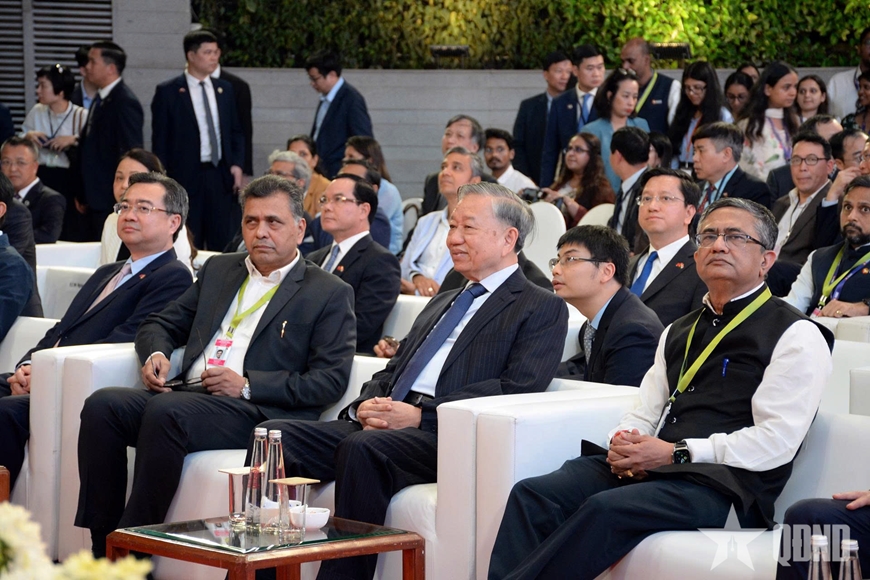 Tổng B&iacute; thư, Chủ tịch nước T&ocirc; L&acirc;m rung chu&ocirc;ng tại S&agrave;n giao dịch Chứng kho&aacute;n Quốc gia Ấn Độ