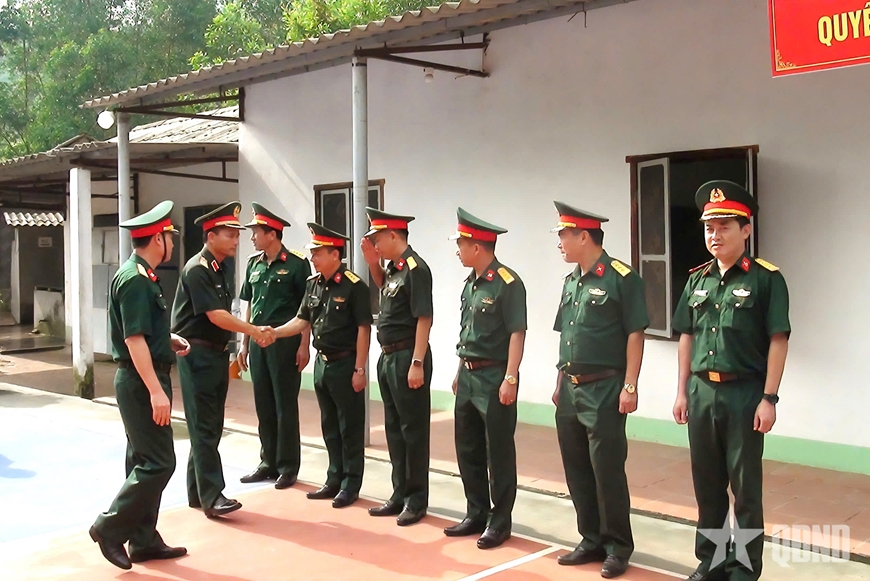 Tư lệnh Quân đoàn 12 kiểm tra công trình chiến đấu do Lữ đoàn 299 thi công
