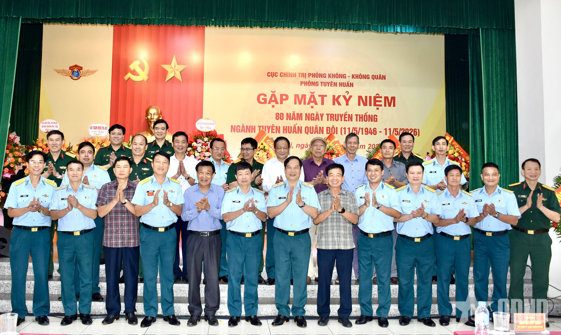 Xây dựng đội ngũ cán bộ ngành Tuyên huấn Quân chủng Phòng không - Không quân vừa hồng, vừa chuyên