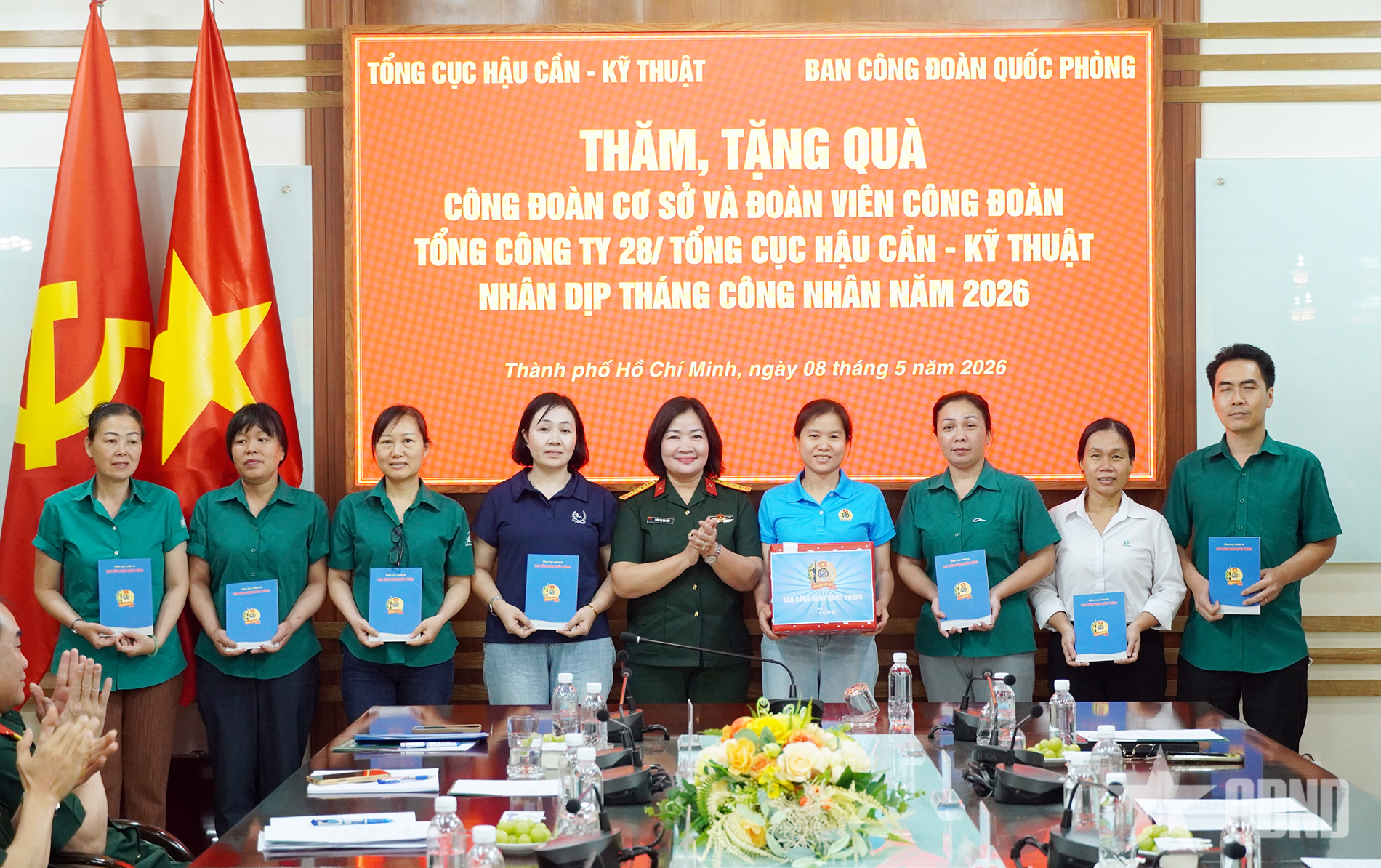 Trao quà tặng công đoàn cơ sở, đoàn viên công đoàn hoàn cảnh khó khăn tại Tổng công ty 28