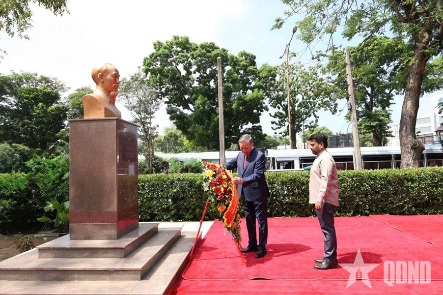 Tổng B&iacute; thư, Chủ tịch nước T&ocirc; L&acirc;m d&acirc;ng hoa tại Tượng Chủ tịch Hồ Ch&iacute; Minh ở thủ đ&ocirc; Colombo, Sri Lanka