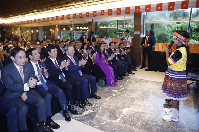 Tổng B&iacute; thư, Chủ tịch nước T&ocirc; L&acirc;m gặp gỡ c&aacute;n bộ c&aacute;c cơ quan đại diện v&agrave; cộng đồng người Việt Nam tại Sri Lanka